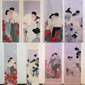 国展绢本新工笔人物双联条屏，淡香紫素雅背景，左幅热恋情侣着日常装绕红玫瑰，右幅孕后夫妻依偎绕荷花黑花簇，精致线条薄染淡彩，低饱和温柔紫调，平面装饰感，绢本质感，全国美展风格，9:16竖幅