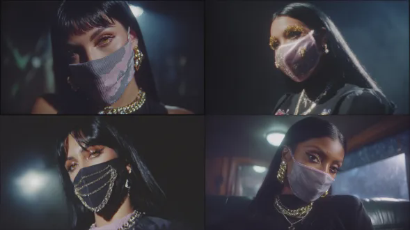 一位黑色头发、金色眼睛的女性赛博朋克，戴着鬼面，以幻想艺术风格绘画。背景黑暗，脸部有金色细节，穿着黑色服装