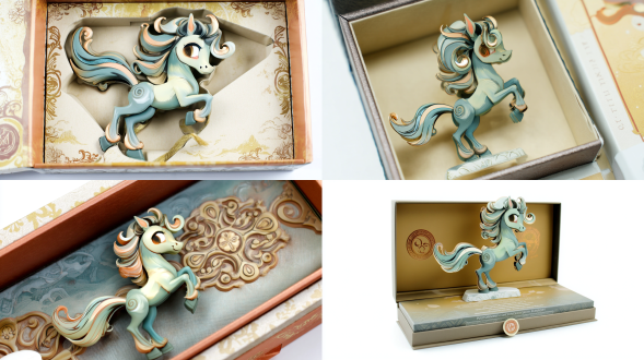 薄款平面烫金马文创金属书签，装在一个精美的文创包装盒内。完整包装