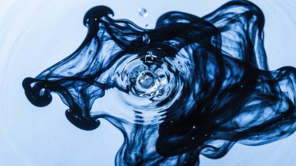 墨水在水中晕开的抽象画面