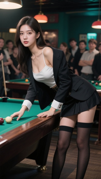 粉丝西装吊带内衬配短裙，长筒袜穿着的年轻貌美女孩，俯身全身照，高冷，眼神抚媚，在桌球厅打台球，后方很多人投来羡慕的眼光