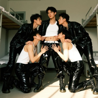 闪亮黑色漆皮亮晶晶工装裤 马丁靴 白色背心 白色腰带 闪亮黑色漆皮亮晶晶皮夹克  宿舍里 阳光照在裤子上 五个长腿帅哥 一个人站立 四个人摸一个人的肚子 下蹲搂腰 亲吻暧昧