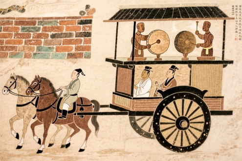 中国古代的科技发明，记里鼓车，车夫驾驭着马拉着双层马车，第一层车厢里坐着两个贵族，马车行走时，第二层车厢上的两个木人会敲鼓，汉代砖画风格